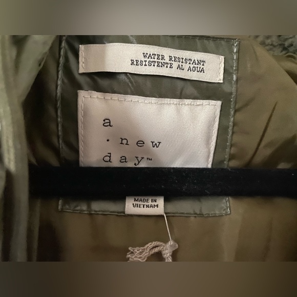 NWT Women’s Green Long Puffer Water Resistant Coat - Picture 4 of 7